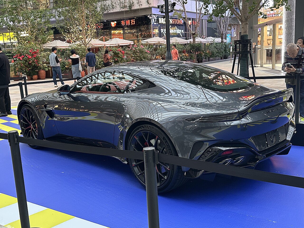 Aston Martin Vantage — photograph 2
