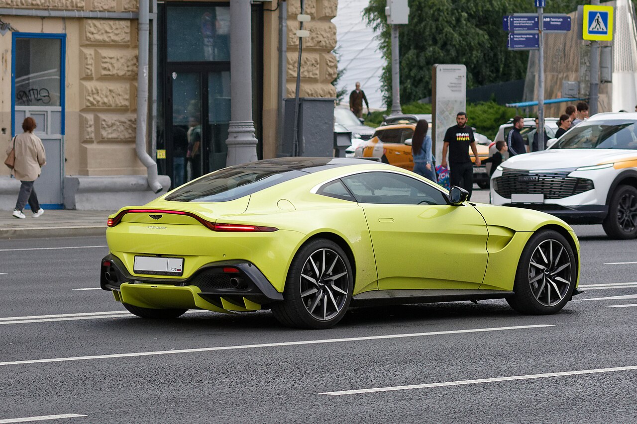 Aston Martin Vantage — photograph 3