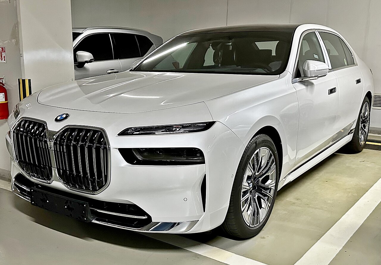 BMW 7 Series — photograph 1