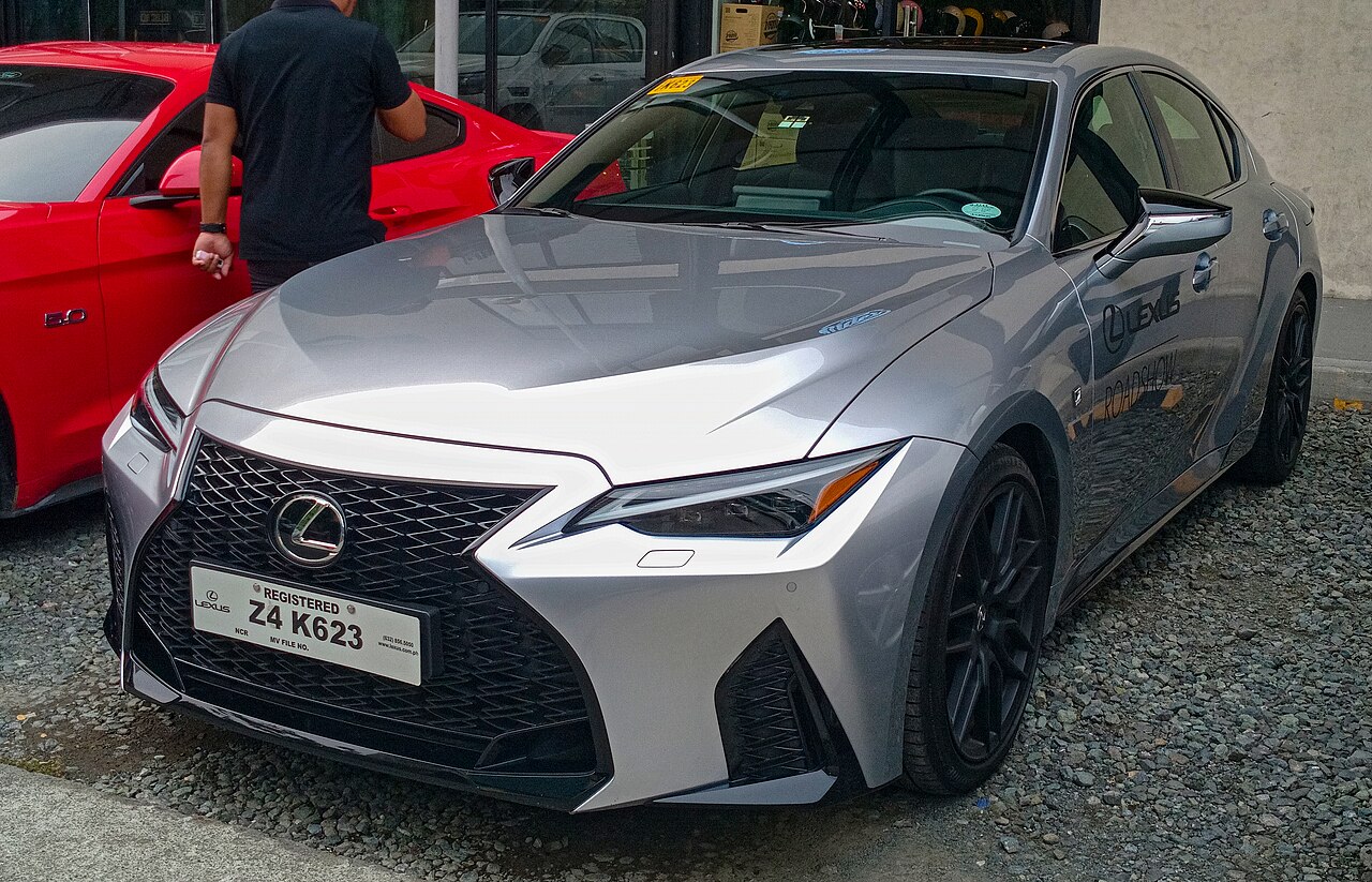 Lexus IS — photograph 1